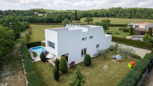 Κήπος έξω από το Luxury Villa Kate with pool in Zminj