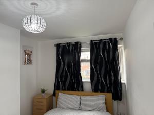 Giường trong phòng chung tại Spacious Double Room - Central Dartford
