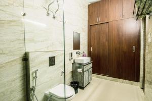 Et badeværelse på Exotic Stays I 3 Bedroom Villa With Open Air Lawn & BBQ l Bonfire l Kasauli