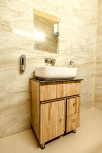 Et badeværelse på Exotic Stays I 3 Bedroom Villa With Open Air Lawn & BBQ l Bonfire l Kasauli