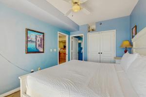 Кровать или кровати в номере Emerald Isle 1002 +17 фотографий