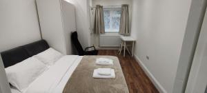 ein Schlafzimmer mit einem Bett, auf dem zwei Handtücher liegen in der Unterkunft Woodrow close in Perivale + 5 Fotos