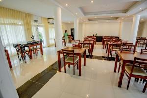 ein Esszimmer mit Holztischen und Stühlen in der Unterkunft Hotel Estacion in Federación