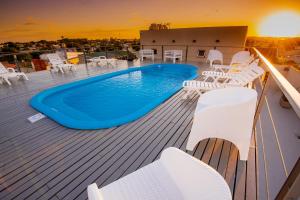 ein Schwimmbad an Deck eines Kreuzfahrtschiffes in der Unterkunft Hotel Estacion in Federación