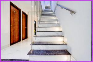eine Treppe in einem Gebäude mit einem Treppenhaus in der Unterkunft Hotel Prerna Premium Inn in Bhubaneshwar
