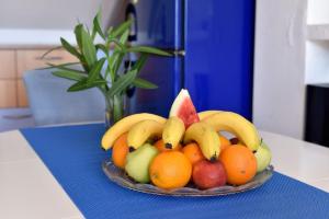 een fruitschaal op een tafel bij Beach Apartment in Bibinje