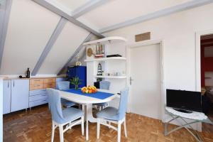 een keuken en eetkamer met een tafel en stoelen bij Beach Apartment in Bibinje