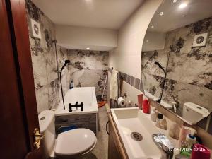 Koupelna v ubytování Lower ground floor Studio in Stockport + 12 fotografií