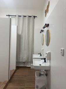 ein Badezimmer mit zwei Waschbecken und einer Dusche in der Unterkunft Hostel Franz Kafka in Prag