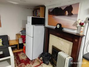 Kuchyň nebo kuchyňský kout v ubytování Lower ground floor Studio in Stockport