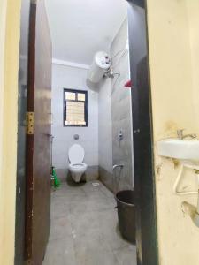 um banheiro com vaso sanitário e pia em Shree Sairam Pg em Pune