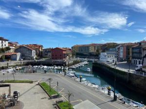 Blick auf eine Stadt mit Booten im Wasser in der Unterkunft Apartamento los Remos VUT-3207AS in Llanes