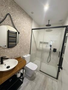 ein Badezimmer mit Dusche, Toilette und Waschbecken in der Unterkunft Apartamento los Remos VUT-3207AS in Llanes
