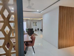 Гостиная зона в High standing 4 bedroom apartment +29 фотографий