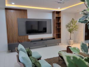 Телевизор и/или развлекательный центр в High standing 4 bedroom apartment