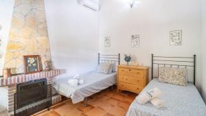 Giường trong phòng chung tại Casa de la Montaña El Borge by Ruralidays +17 ảnh