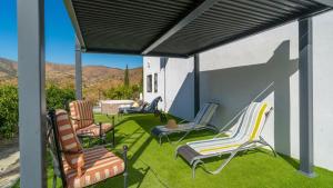 Cảnh núi rừng hoặc tầm nhìn ra núi từ nhà nghỉ dưỡng