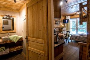 een kamer met een houten deur en een slaapkamer bij Les Champis in La Bresse