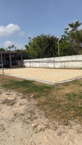a tennis court in front of a building at NLC locações BonsVentos in Barreirinhas