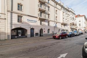 um edifício numa rua com carros estacionados em frente em Residhotel Mulhouse Centre em Mulhouse