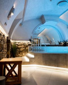 Bazén v ubytování AllureInn Hotel and Spa nebo v jeho okolí