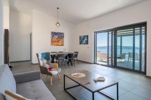 ein Wohnzimmer mit Sofa und Tisch in der Unterkunft Areti-Elena Oxomeria in Katsimátika