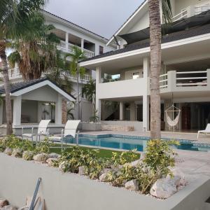 eine Außenansicht eines Resorts mit Swimmingpool in der Unterkunft Villa del Mare - Waterfront Villa in Jan Thiel