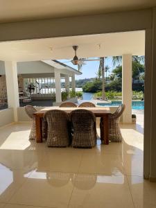 ein Esszimmer mit Tisch und Stühlen in der Unterkunft Villa del Mare - Waterfront Villa in Jan Thiel