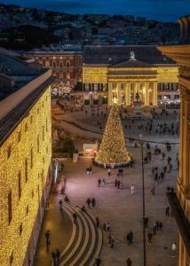 een kerstboom op een plein voor een gebouw bij TERMINAL Apartment in Genua