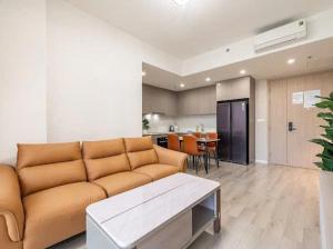 a living room with a couch and a table at Vinhomes Grand Park 2 PN Masteri Centre Point view Công viên in Long Bình