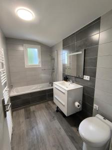 Et badeværelse på La Mésange + 27 billeder