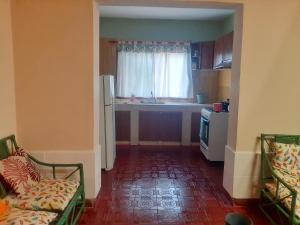 Habitación con cocina con ventana y nevera. en Casa Centrica 2 habitaciones con Cochera SL Cap, en San Luis 9 fotos más