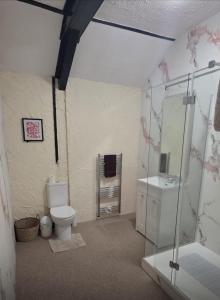 Ένα μπάνιο στο The Coach House at The Bull Inn +29 φωτογραφίες