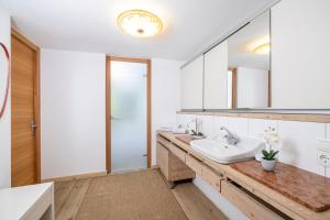 un baño con lavabo y espejo en Landhaus Schösser-Brandler, en Mayrhofen 49 fotos más