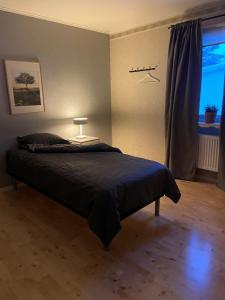 En eller flere senge i et værelse på Industrivägen 39