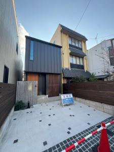 une maison en rénovation avec un panneau devant dans l'établissement Villa Monica Premium, à Nagoya