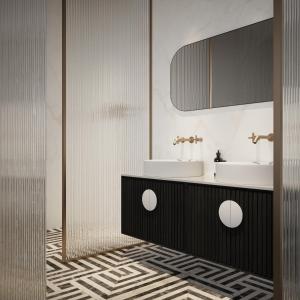 un bagno con lavandino e specchio di Villa Orsula a Dubrovnik