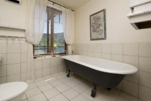 Ένα μπάνιο στο Bay View Retreat Queen Charlotte Drive