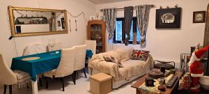 un soggiorno con un tavolo e un divano di Casa Clementina Guest house 