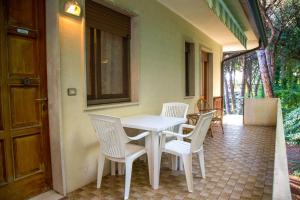 Ban công/sân hiên tại Terrace home by the pinewood