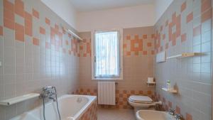 Et badeværelse på Villa Il Tramonto Bordo Costa - Goelba