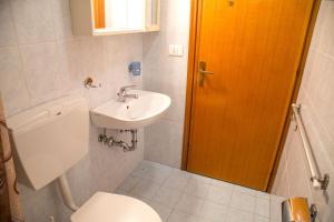 Phòng tắm tại Terrace home by the pinewood