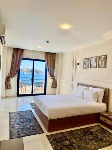 Postel nebo postele na pokoji v ubytování Nile Castle