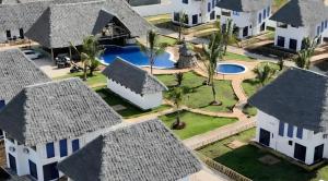 una vista aerea di un resort con piscina di COCO JAMBO PARADISE Resort a Uroa