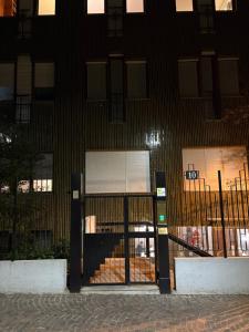 una puerta abierta a un edificio con una puerta en Banfi Luxury Spa - Sauna & Jacuzzi, en Milán