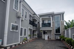 uma fila de edifícios de apartamentos com uma entrada em Luxurious Duplex in Oredo, Benin City - Perfect for Families and Groups em Ekae