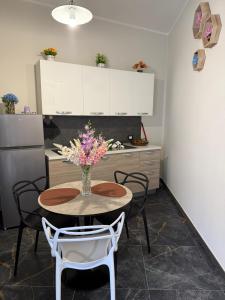 Η κουζίνα ή μικρή κουζίνα στο Kora Rooms +22 φωτογραφίες