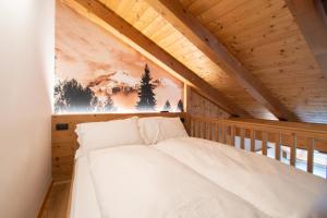 Giường trong phòng chung tại Kaiserkrone Chalet & Spa