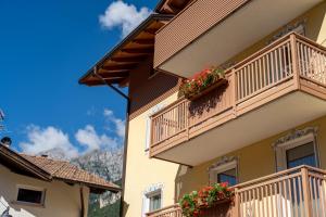 ein Gebäude mit Blumenkästen auf den Balkonen in der Unterkunft Appartamento Alpen Molveno in Molveno