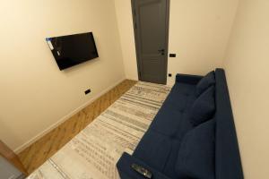 TV a/nebo společenská místnost v ubytování Самый центр в Алматы рядом с метро